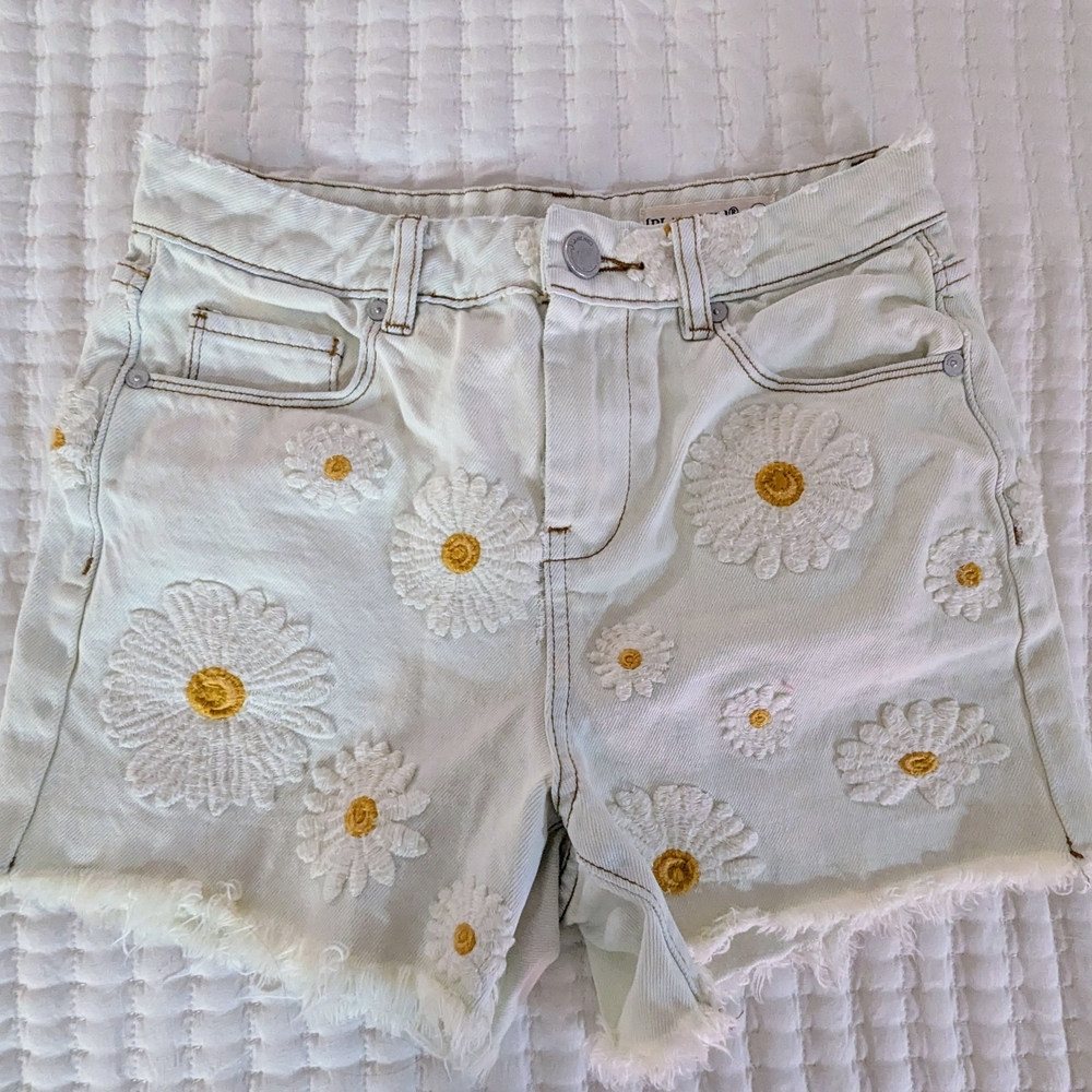 BlankNYC White Daisy Embroidered Denim Shorts | Size 26 | Raw Hem
